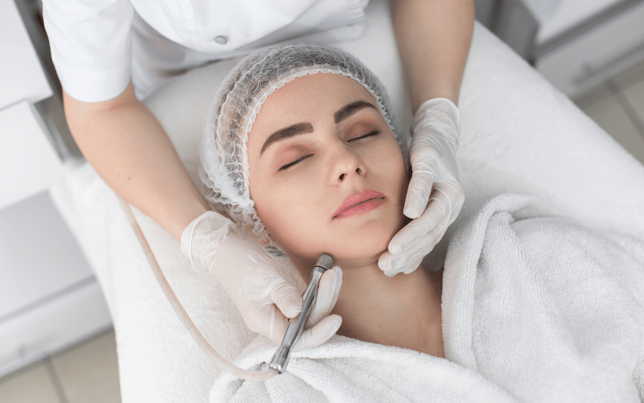 Schuren of zuren? Zo kies je tussen microdermabrasie en een chemische peeling